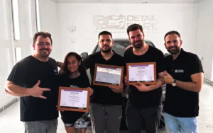 Alumnos y formadores del máster de pulido y corrección de pintura con sus certificados en Detail Park, Alicante