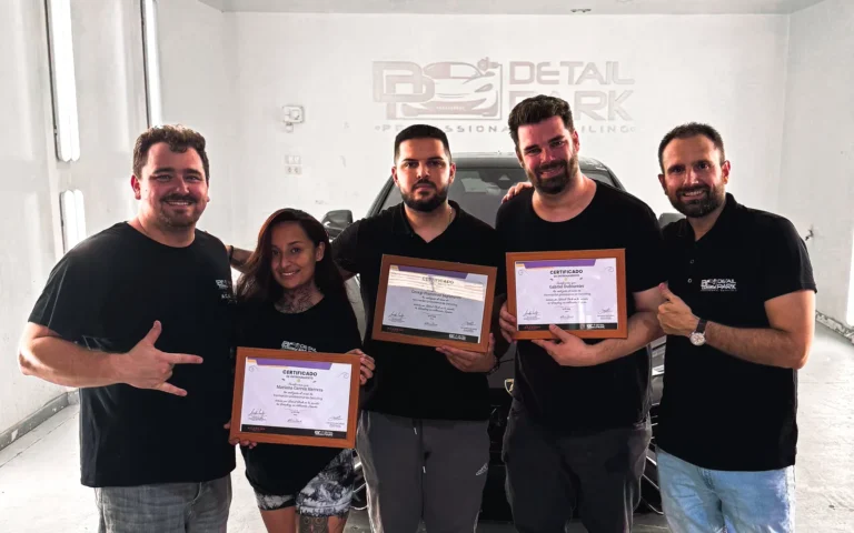 Alumnos y formadores del máster de pulido y corrección de pintura con sus certificados en Detail Park, Alicante