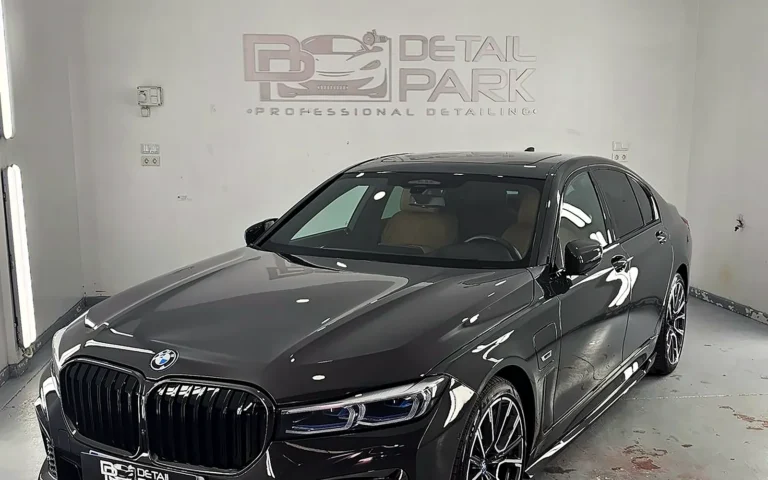 BMW Serie 7 G11 gris con el kit Maxton Design de carbono en nuestro taller