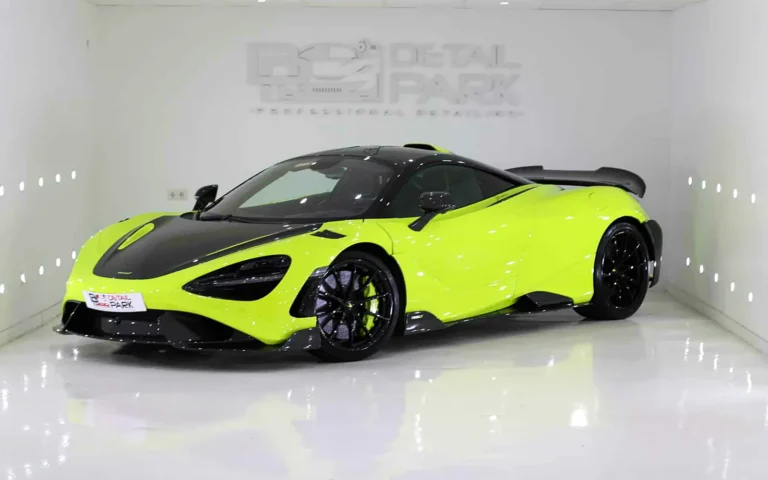 Detailing McLaren 765LT Spider terminado: superdeportivo verde lima con capó negro en el estudio