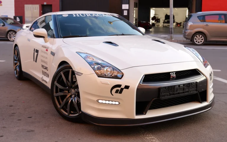 Nissan GT-R R35 blanco tras el full detail y el tratamiento cerámico Gtechniq frente a Detail Park Alicante