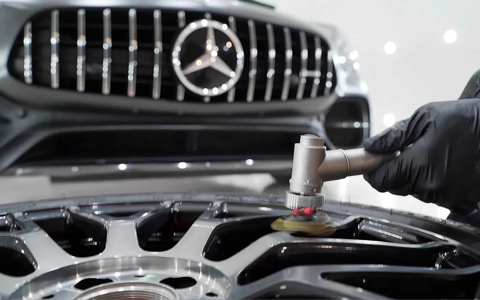 PPF Mercedes-AMG GT: protección STEK sobre pintura mate 1 PPF Mercedes-AMG GT: parrilla Panamericana y llanta pulida durante el detailing del coche
