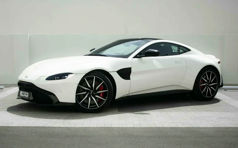 PPF Aston Martin Vantage: perfil del deportivo blanco con el frontal protegido y pinzas rojas