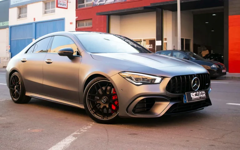 PPF mate en un Mercedes-AMG CLA 45 S gris aparcado frente al taller de Detail Park