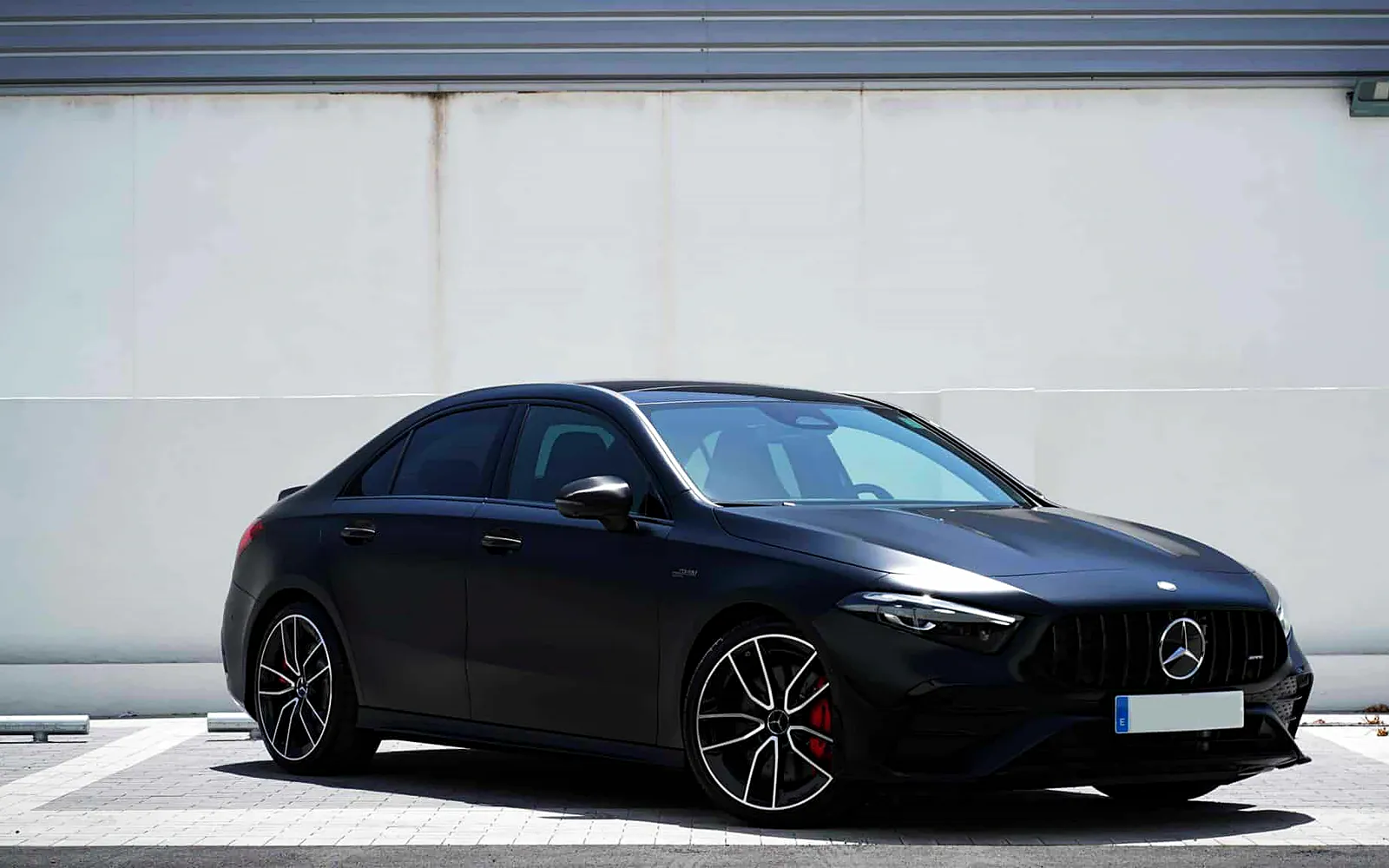 PPF mate en un Mercedes-AMG A35: de negro brillo a negro mate 1 PPF mate en un Mercedes-AMG A35 berlina negro mate visto en tres cuartos delantero