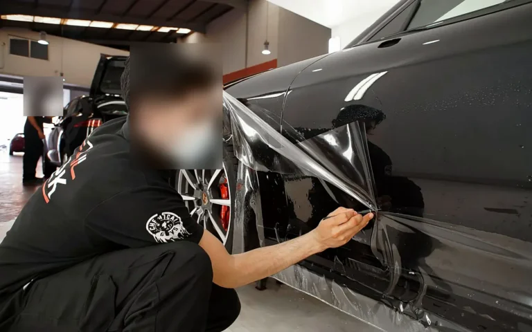 PPF Porsche 911 Targa: técnico colocando la lámina transparente en el lateral del coche
