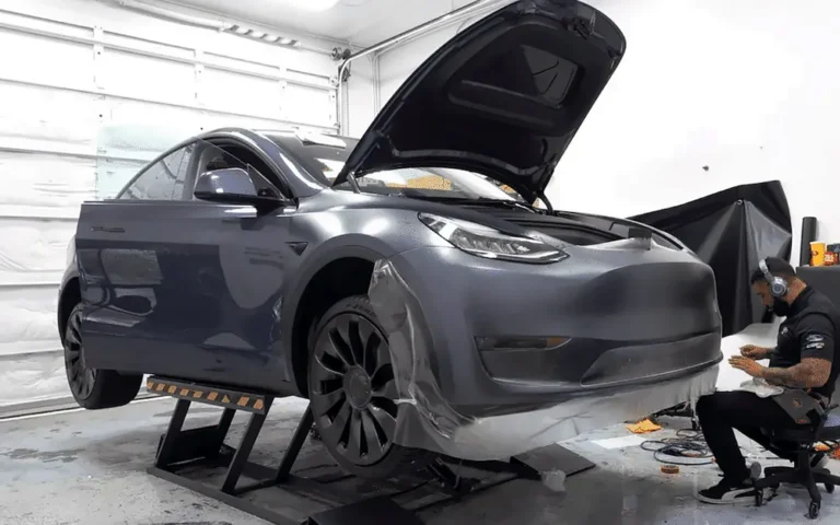 PPF para Tesla: instalación de la lámina en el frontal de un Tesla Model Y gris