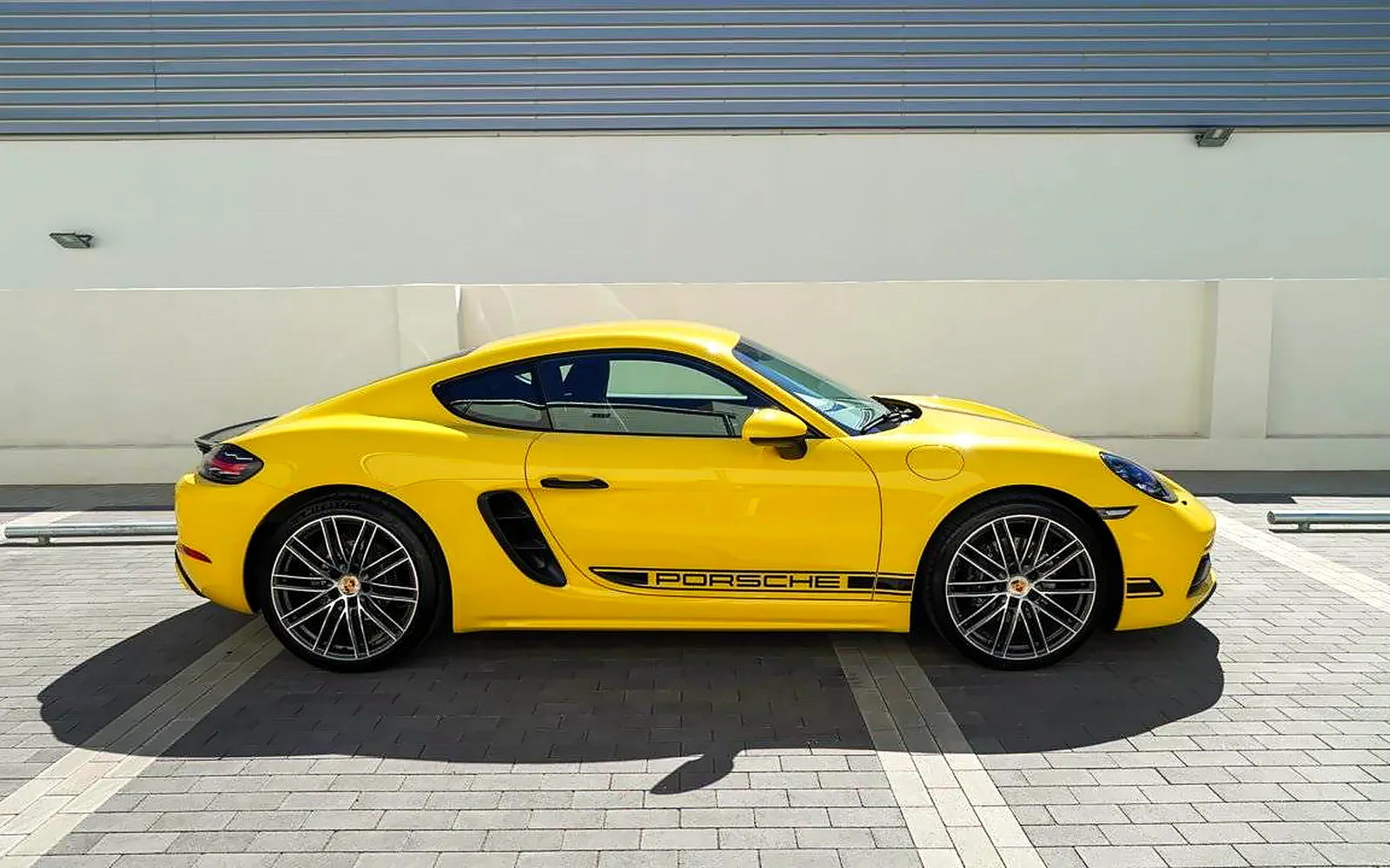 Porsche 718 PPF: instalación integral en un Cayman amarillo 1 Porsche 718 PPF: perfil del Cayman amarillo con la carrocería protegida con film integral