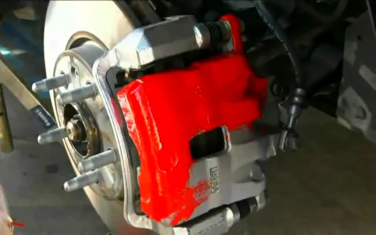 Pintar pinzas de freno: pinza del Mazda 6 recién pintada en rojo brillo a pincel