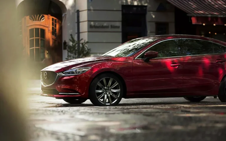 Mazda 6 rojo con reflejos en la carrocería, ejemplo de pintura de automóviles