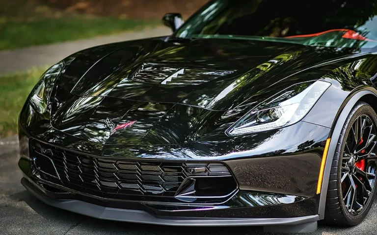 Corvette negro con pintura brillante, referencia para comparar qué es más barato, pintar o vinilar un coche