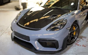 Porsche 718 Spyder RS gris con capó de carbono tras la instalación de PPF en Detail Park, Alicante