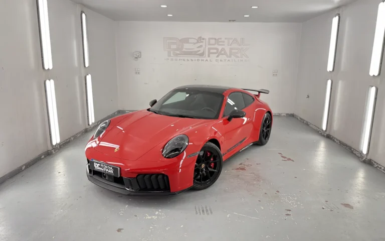 Porsche 911 Carrera GTS 992.2 rojo con full PPF STEK en el estudio de Detail Park en Alicante