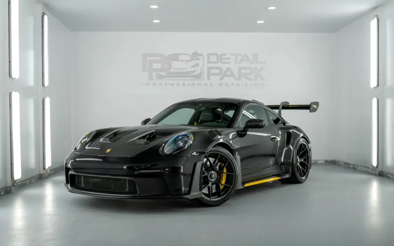 Porsche 911 GT3 RS con escape JCR, piezas de carbono, vinilo amarillo y full PPF en el taller de Detail Park en Alicante