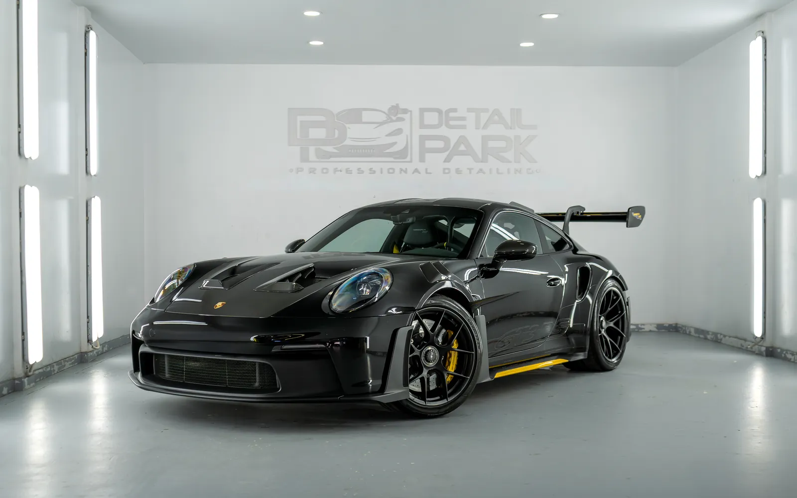 Porsche 911 GT3 RS: escape JCR, carbono, vinilo y full PPF 1 Porsche 911 GT3 RS con escape JCR, piezas de carbono, vinilo amarillo y full PPF en el taller de Detail Park en Alicante
