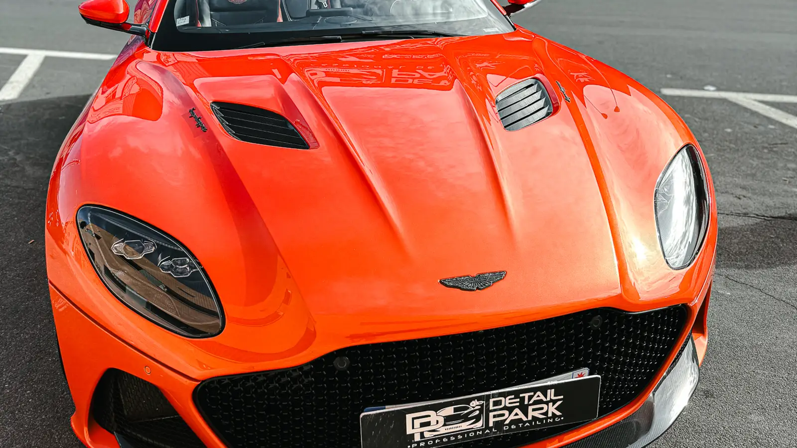 PPF Aston Martin DBS Superleggera: protección integral con STEK 1 PPF Aston Martin DBS Superleggera: coche terminado frente a Detail Park en Alicante