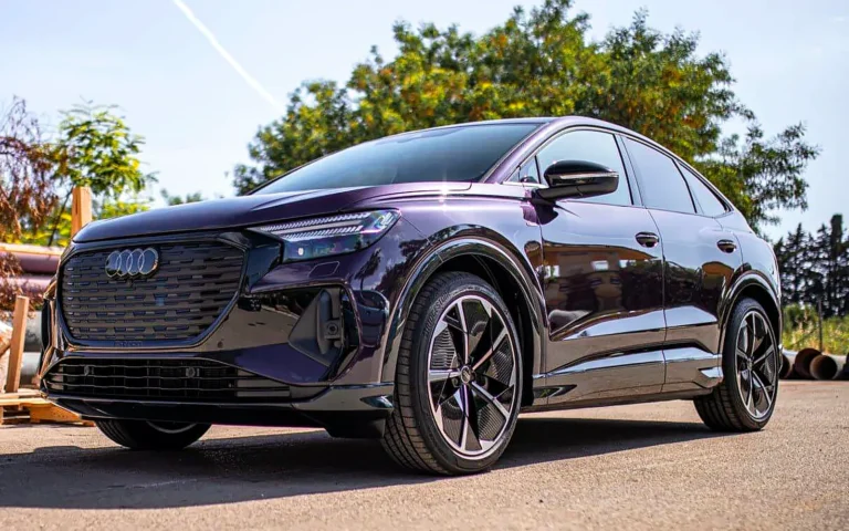 PPF Audi Q4 e-tron: SUV eléctrico violeta oscuro en tres cuartos delantero al sol