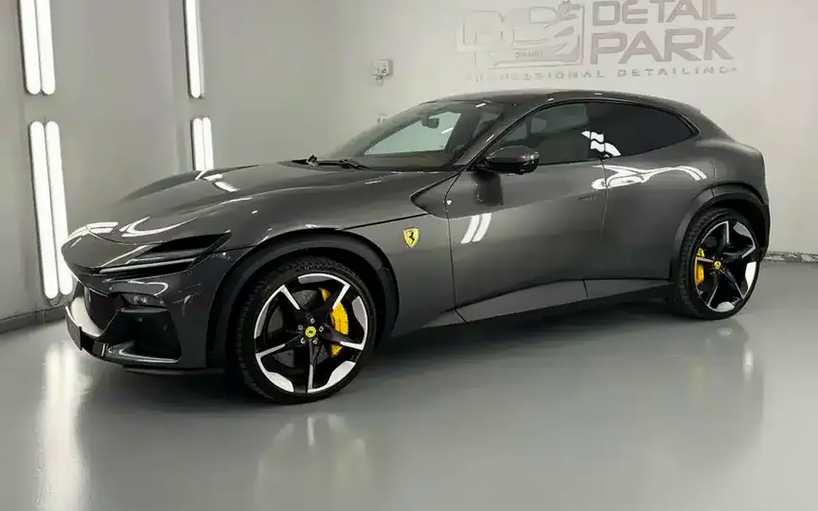 PPF Ferrari Purosangue: frontal protegido con STEK DYNOshield 1 PPF Ferrari Purosangue: el SUV gris en tres cuartos delantero con el frontal protegido