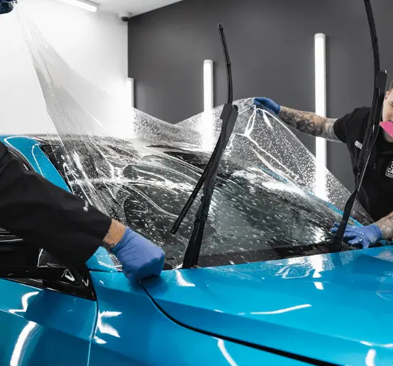 PPF para parabrisas DynoTop de 200 micras instalado en luna delantera de coche de alta gama en Detail Park Alicante