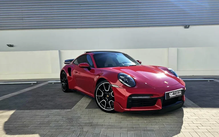 PPF en un Porsche 911 Turbo rojo visto en tres cuartos delantero tras la protección integral