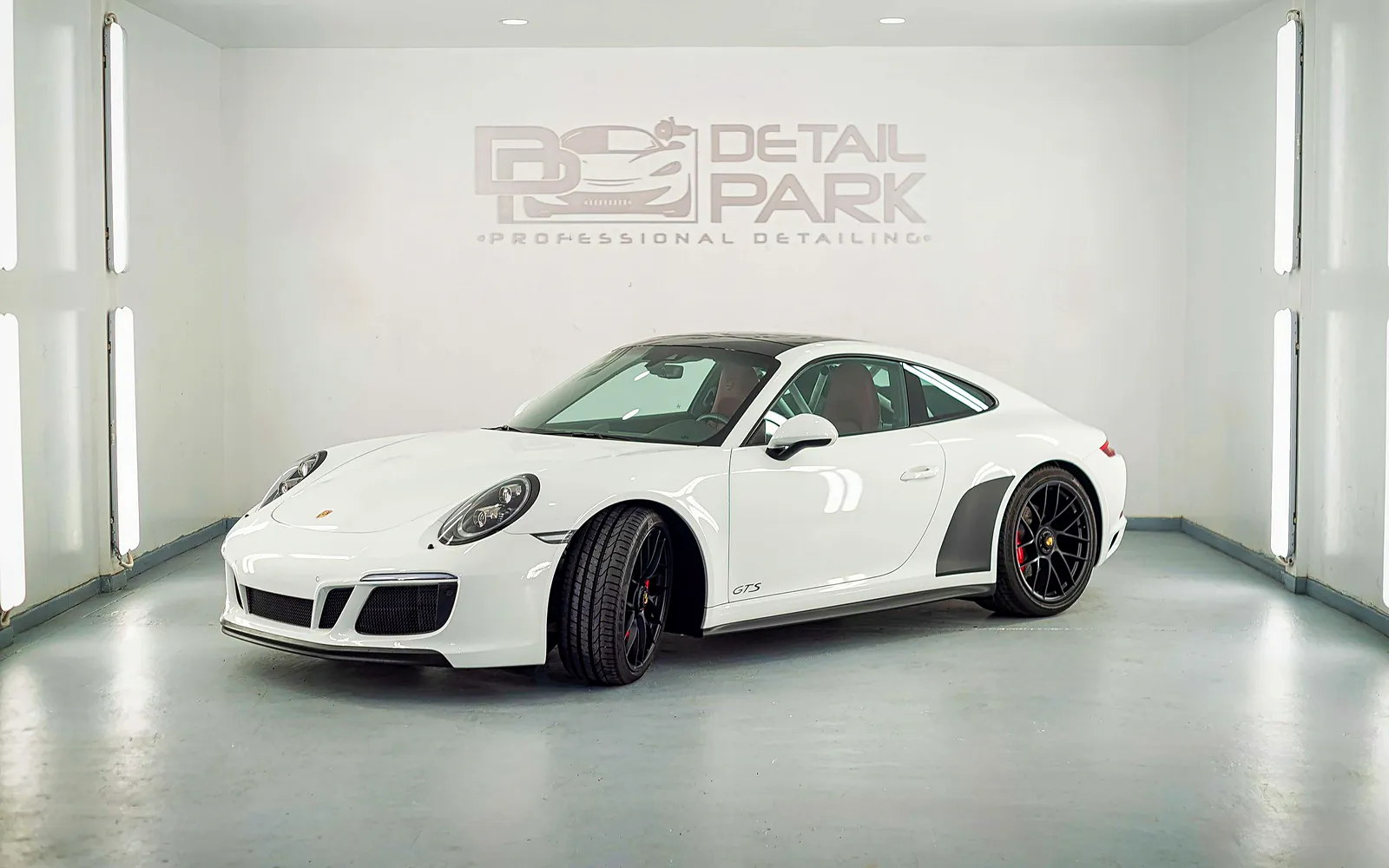 Protección de pintura para Porsche 911 Carrera GTS: chapa y PPF 1 Porsche 911 Carrera GTS blanco en nuestro estudio tras la protección de pintura con PPF