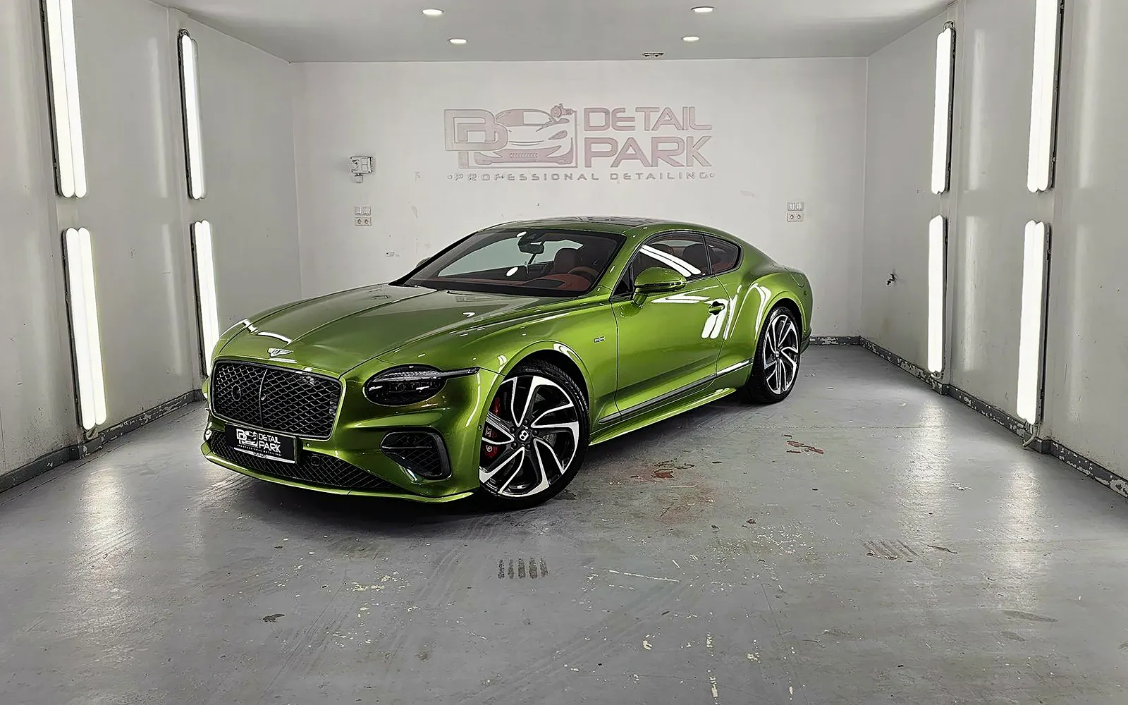 PPF Bentley Continental GT: protección integral exterior e interior 1 Bentley Continental GT verde de 2024 con PPF integral en el estudio de nuestro taller de Alicante