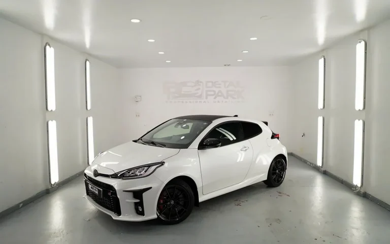 Protector cerámico Toyota Yaris GR blanco con techo negro en la cabina de Detail Park