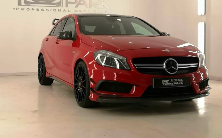 Pulido del Mercedes A45 AMG rojo, en tres cuartos delantero en nuestro estudio de Alicante