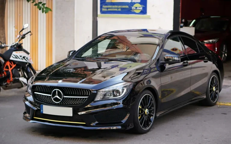 Pulido del Mercedes CLA 250 negro, en tres cuartos delantero con detalles amarillos en el faldón