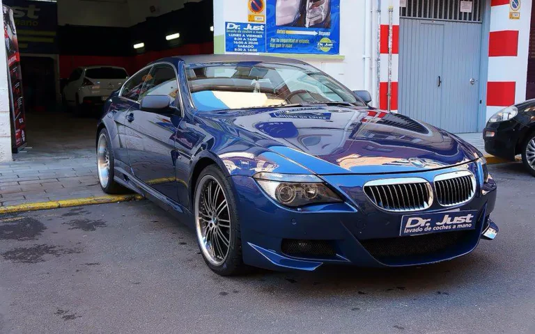 BMW Serie 6 Coupé azul en tres cuartos delantero tras el quick detail con cera líquida