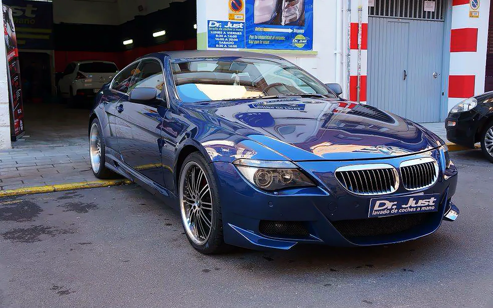 Quick detail en un BMW Serie 6: limpieza wax y cómo hacerlo 1 BMW Serie 6 Coupé azul en tres cuartos delantero tras el quick detail con cera líquida