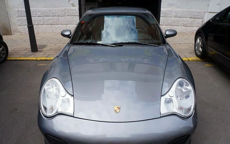 Porsche 911 Turbo 996 gris visto de frente tras el quick detail con cera líquida