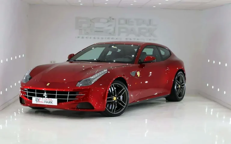 Quitar vinilo de un coche: el Ferrari FF ya en su rojo original tras retirar el blanco perlado