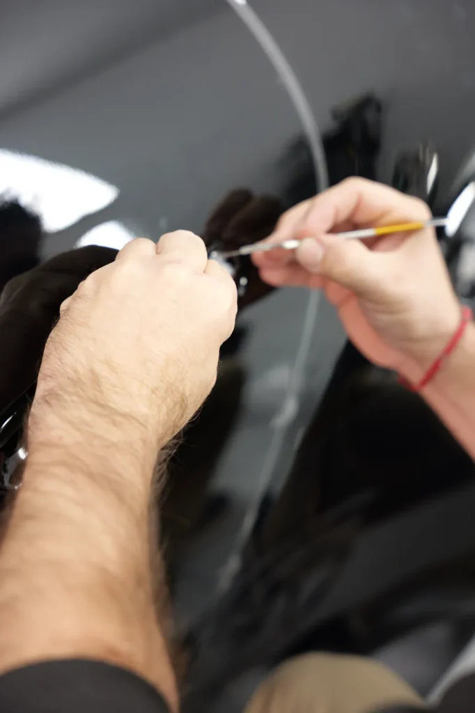 Cursos de Paint Protection Film 17 Recorte del borde del PPF a mano en un Porsche 911 GT3 RS