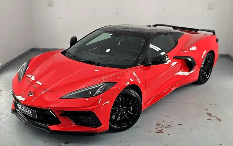 Recubrimiento cerámico Corvette C8 rojo en tres cuartos delantero en la cabina de Detail Park