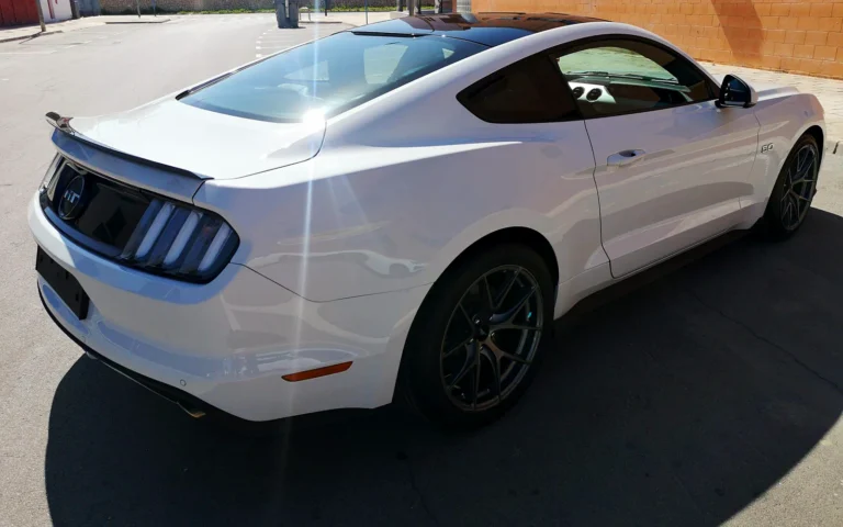 Recubrimiento cerámico Ford Mustang GT blanco en tres cuartos trasero a pleno sol