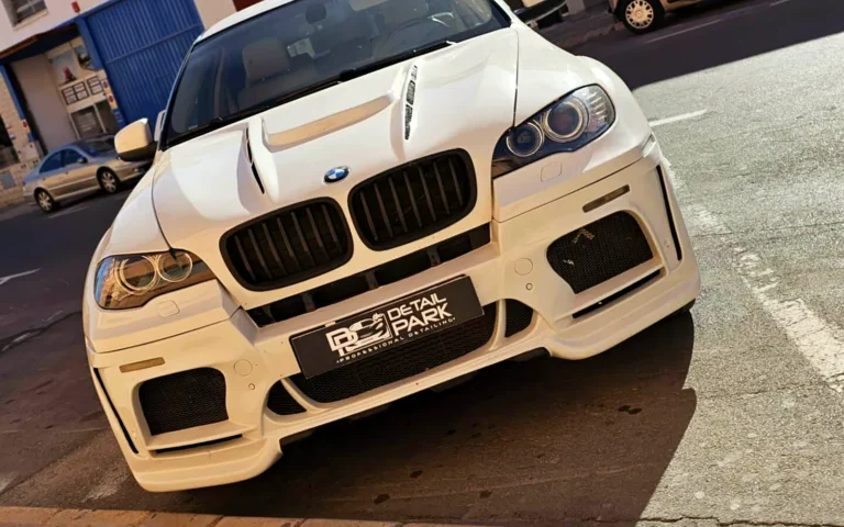 Restauración de cuero BMW X6: el SUV blanco frente a nuestro taller de Alicante
