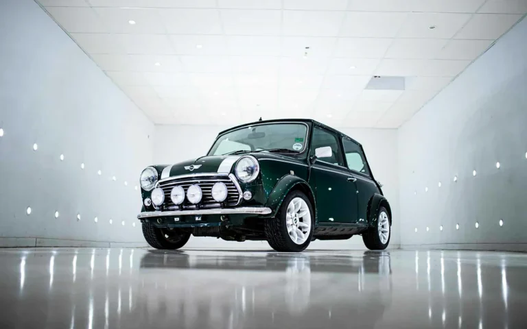 Restauración Mini Cooper 1300 terminada: el Mini verde con techo blanco en nuestro taller