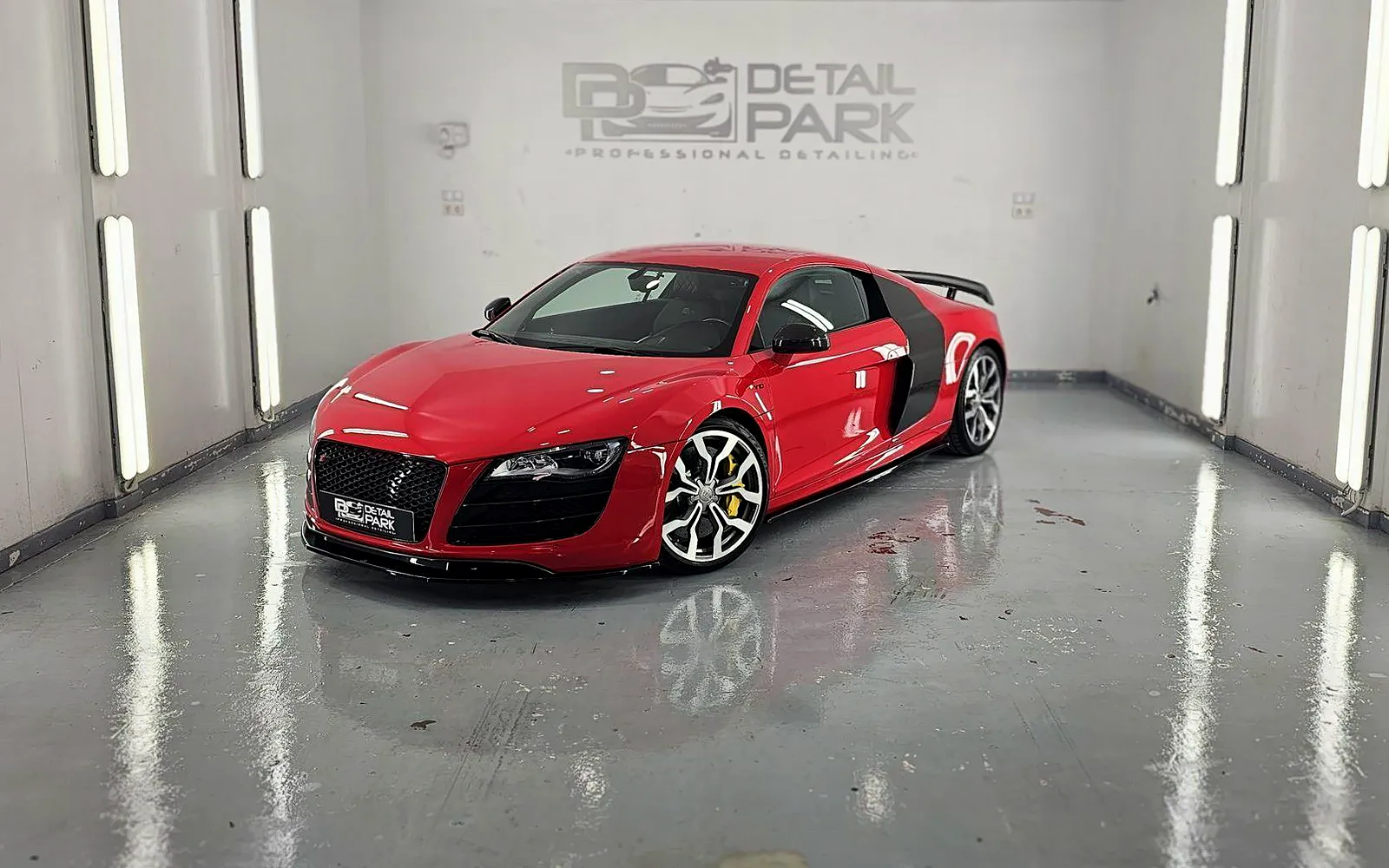 Revestimiento cerámico en un Audi R8 V10 rojo: detailing completo 1 Revestimiento cerámico Audi R8 V10 rojo en la cabina de Detail Park, en tres cuartos delantero