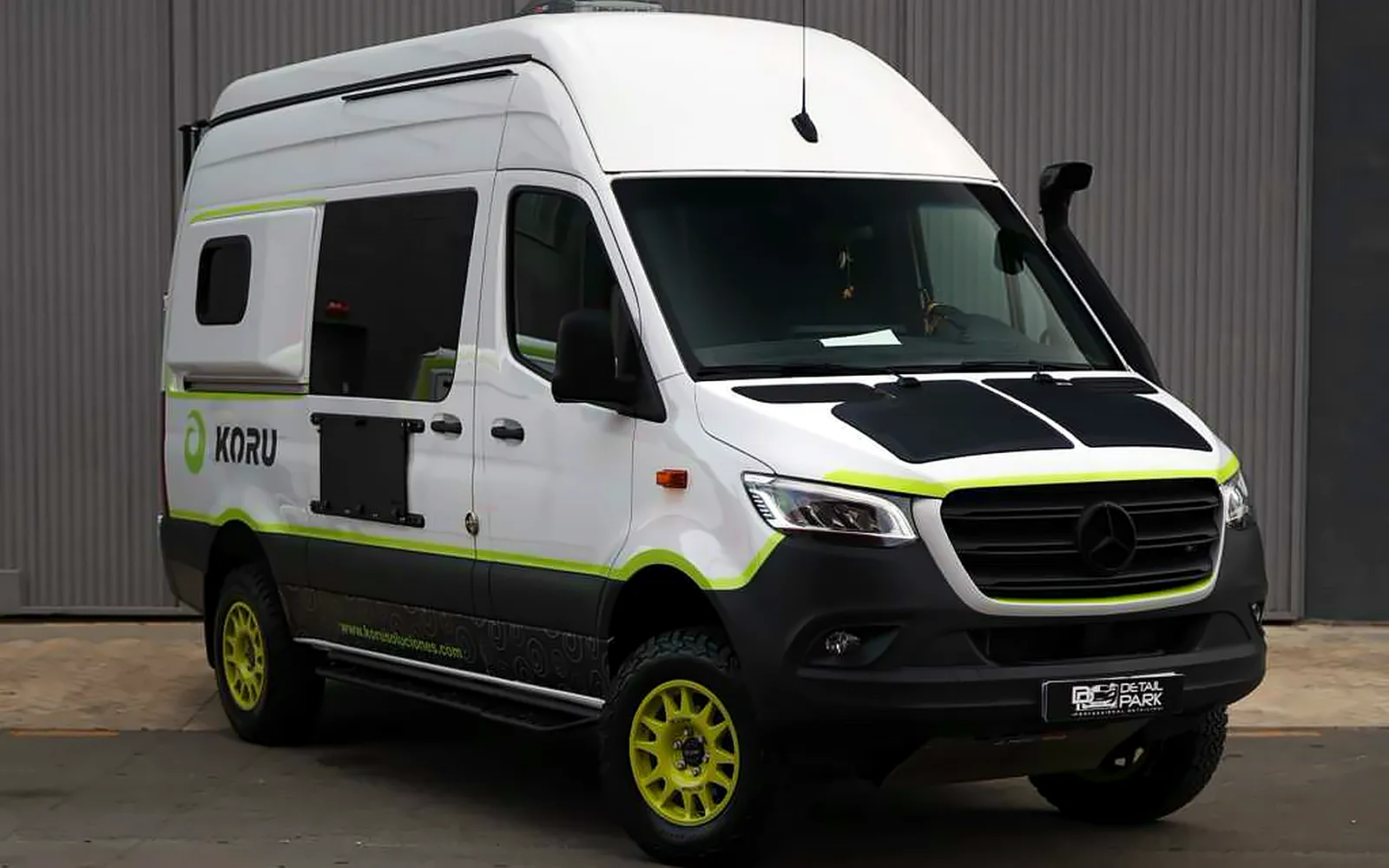 Rotulación de furgonetas: así rotulamos una Mercedes Sprinter 1 Rotulación de furgonetas: Mercedes Sprinter blanca con franjas verde lima y el logotipo de KORU