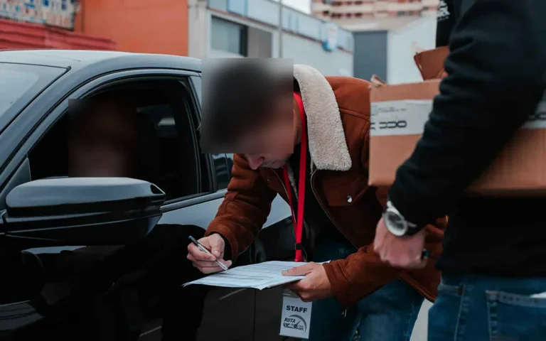 Ruta de coches en Alicante: el staff de Detail Park registra a un participante antes de salir