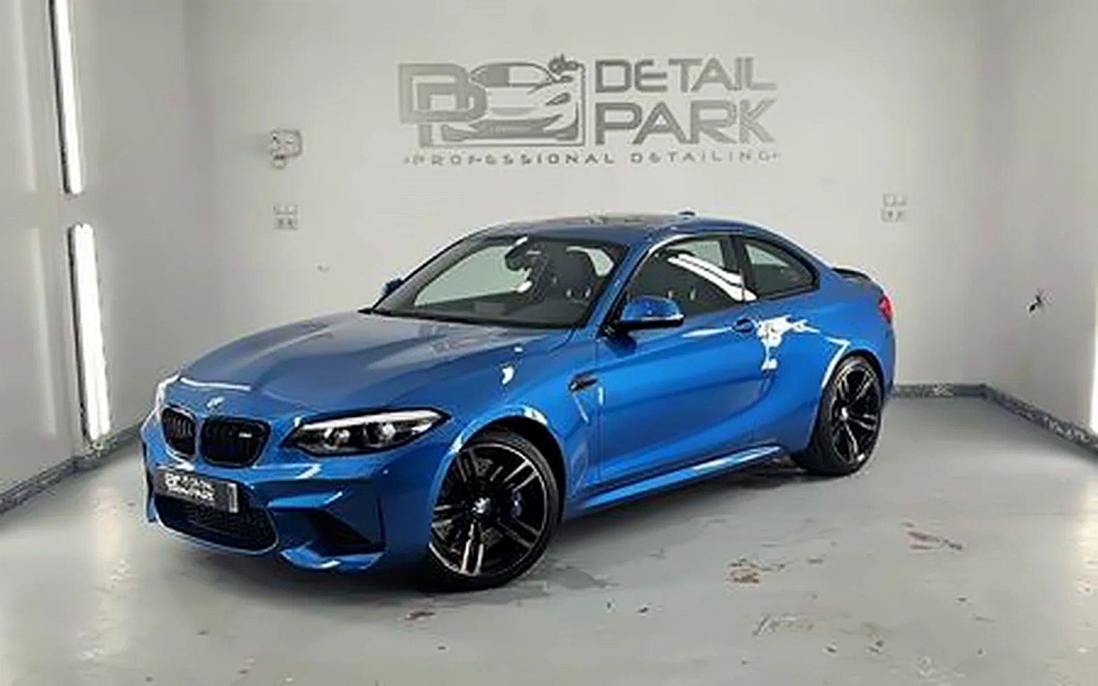 Chapa y pintura BMW M2 Competition: paragolpes y llantas 1 BMW M2 Competition azul tras la chapa y pintura BMW M2 de sus dos paragolpes