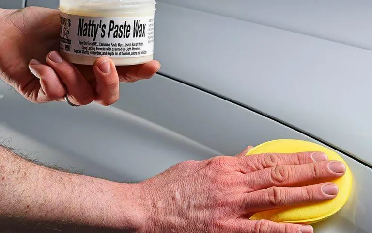 Cera en pasta aplicada a mano, uno de los tipos de cera para coche