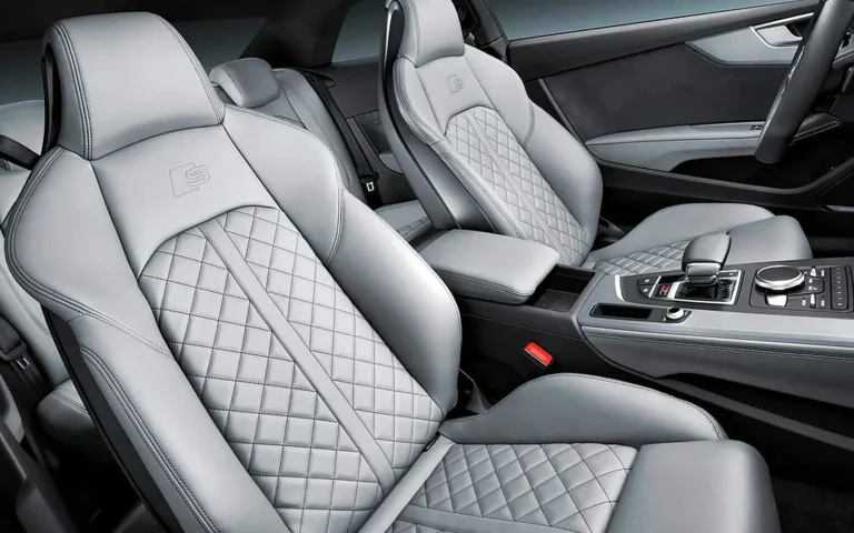 Tipos de material de tapicería del coche: asientos deportivos de cuero gris con pespunte en rombos