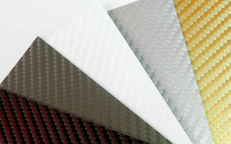 Muestras de vinilo de fibra de carbono en negro, rojo, blanco, plata y oro, algunos de los tipos de vinilo para coche
