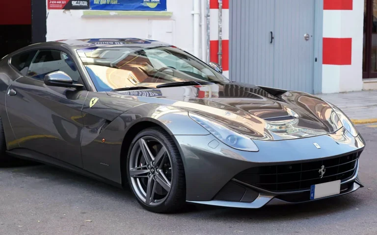 Encerado del Ferrari F12berlinetta gris, en tres cuartos delantero con reflejos en el capó