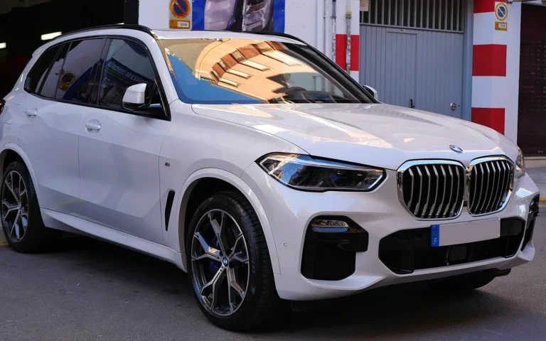 BMW X5 Pack M blanco visto en tres cuartos delantero tras el tratamiento cerámico