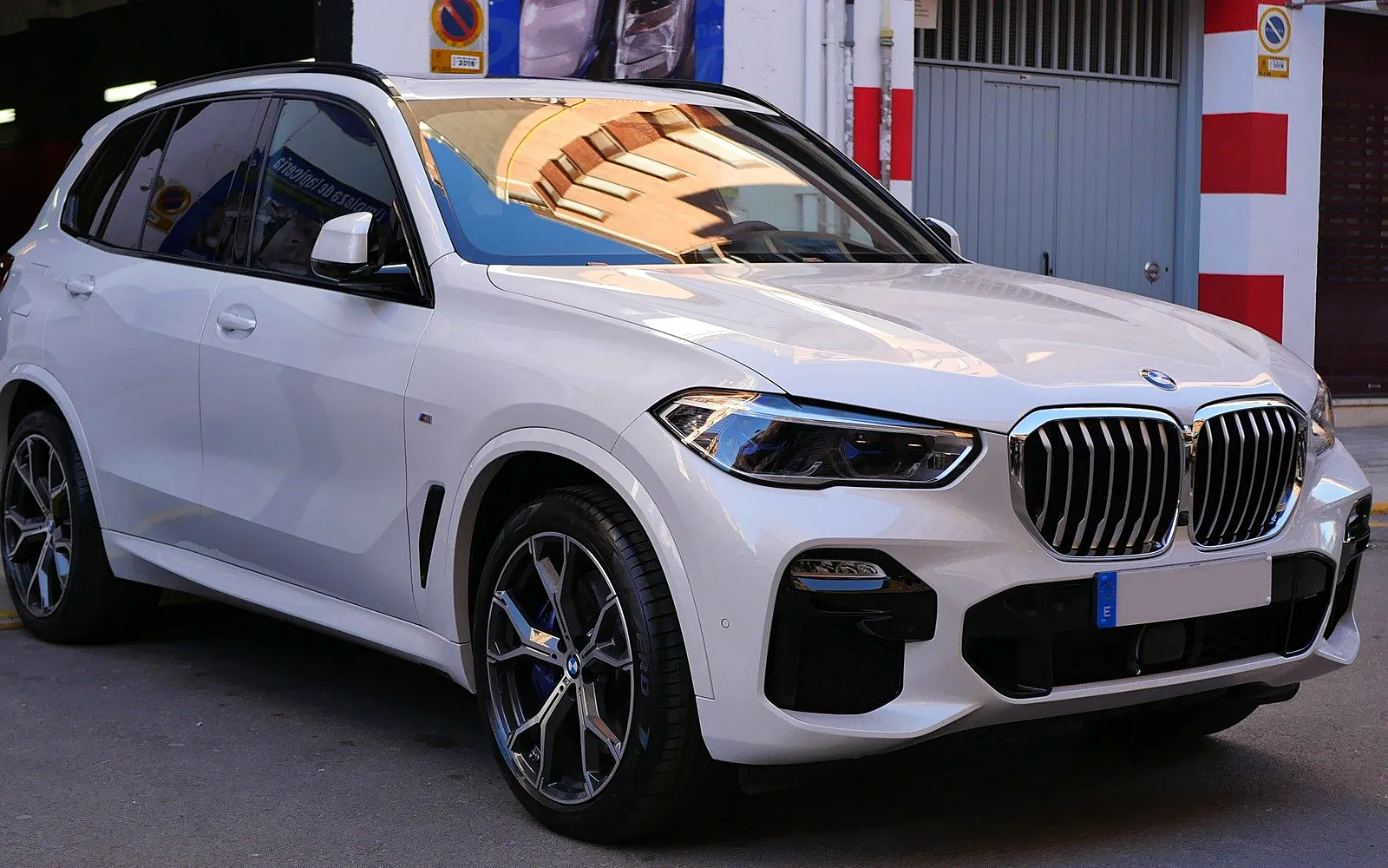 Tratamiento cerámico en un BMW X5 Pack M: protección completa 1 BMW X5 Pack M blanco visto en tres cuartos delantero tras el tratamiento cerámico