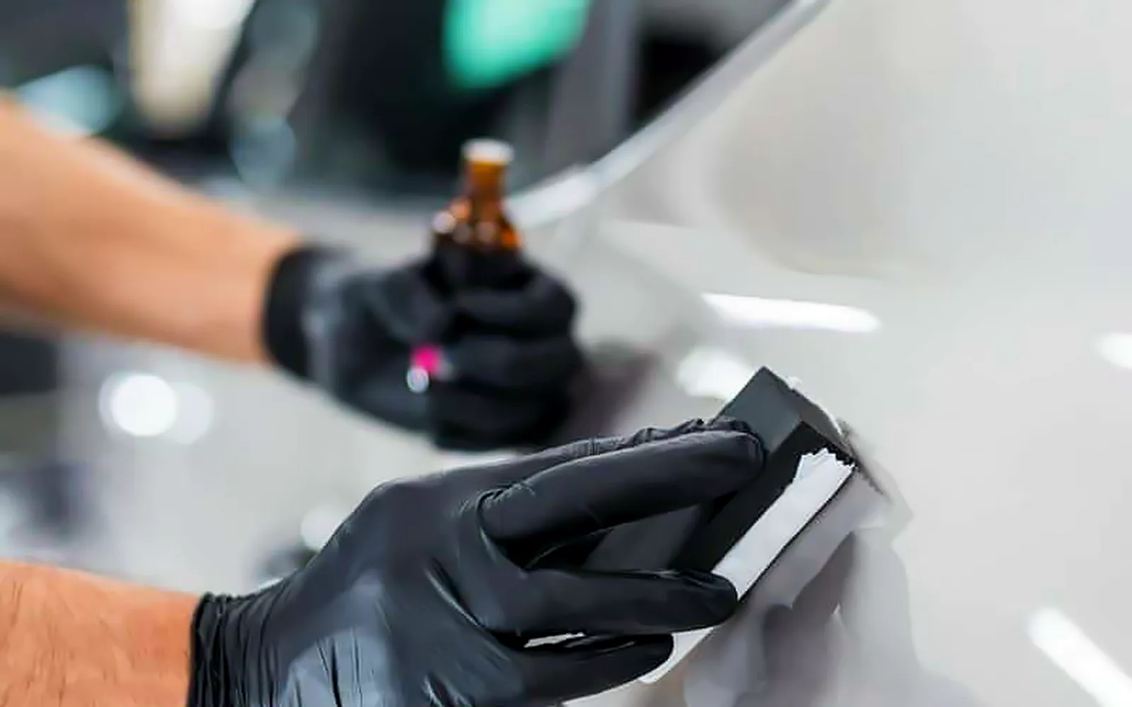 Cómo se hace un tratamiento cerámico: de la fórmula al coche 1 Kit cerámico sobre el capó de un Mercedes GLA negro: cómo se hace un tratamiento cerámico
