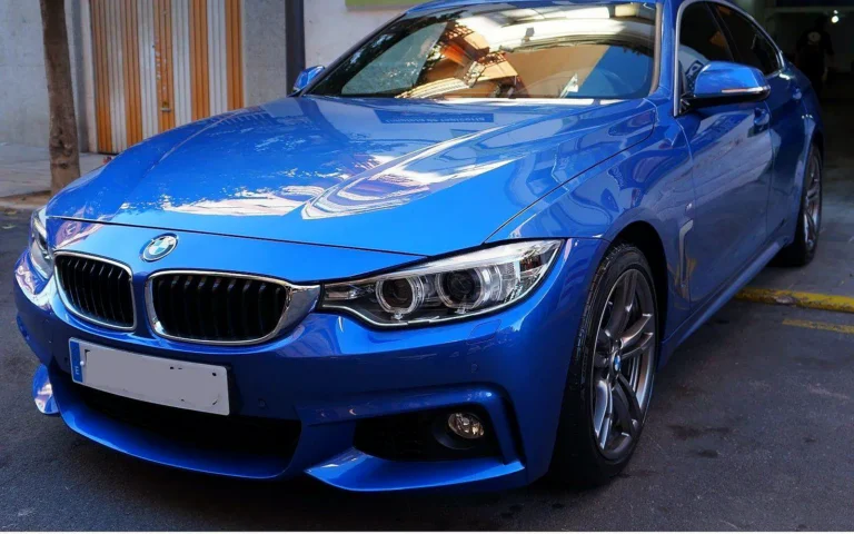 BMW Serie 4 azul de frente con reflejos en el capó tras el tratamiento cerámico cQuartz